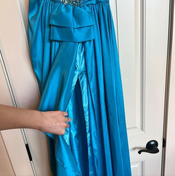 Prom dress 1 shoulder gown! Worn once and in perfect condition. - Picture 3 of 4